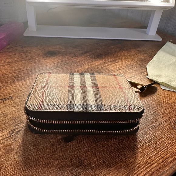 Gently used Burberry Vintage Check Zip Compact Wallet - Picture 2 of 8
